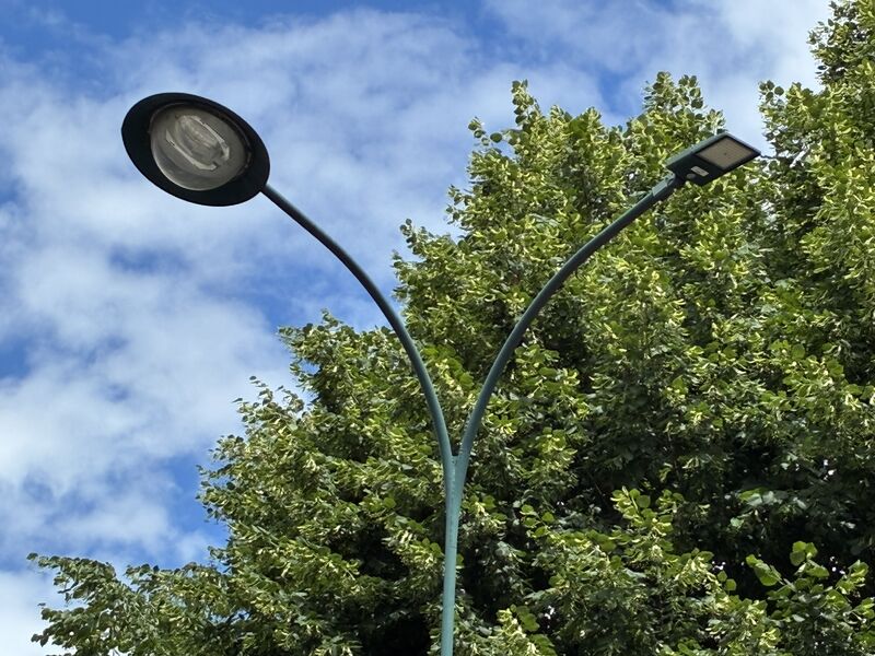 Hva er den vanligste fargen på gatelysstolper og armaturer?